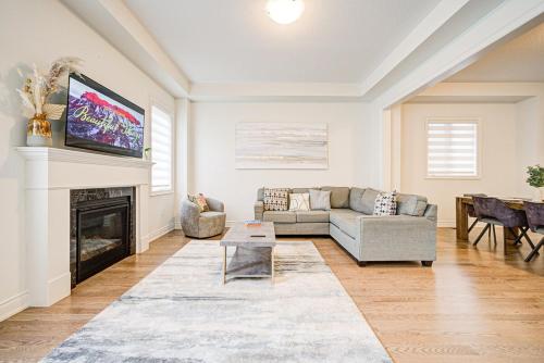 Very Modern New Luxury House in RichmondHill in 里士滿希爾