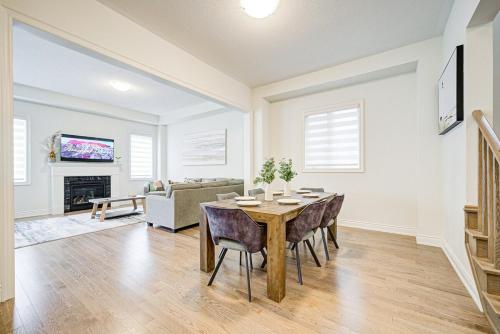 Very Modern New Luxury House in RichmondHill in 里士滿希爾