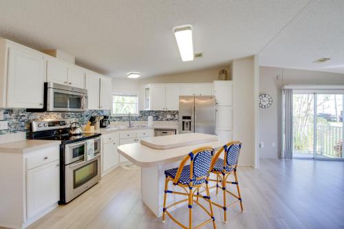 Sebastien Cottage with Screened Porch, 5 Mi to Beach in Sebastian, USA