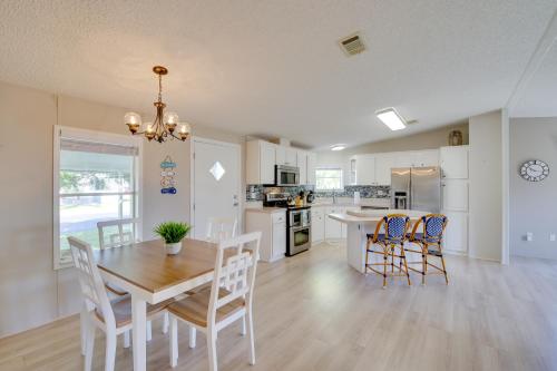 Sebastien Cottage with Screened Porch, 5 Mi to Beach in Sebastian, USA