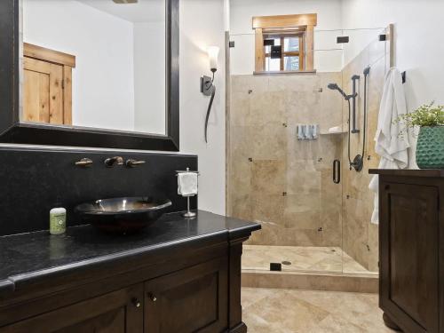 Apex Lodge - Solitude Resort 5BR with Hot Tub - image 5