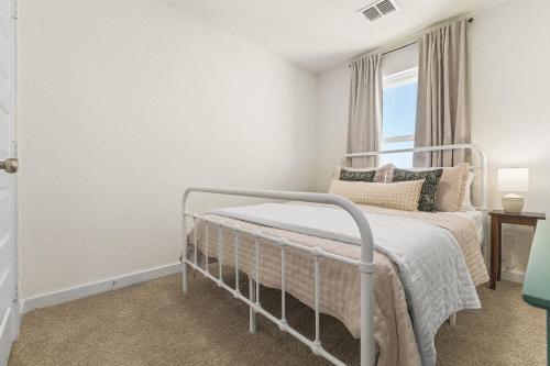 Pool & Pickleball | Sea World | Sleeps 8 in Castroville (TX)