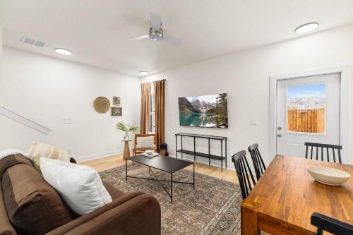 Pool & Pickleball | Sea World | Sleeps 8 in Castroville (TX)