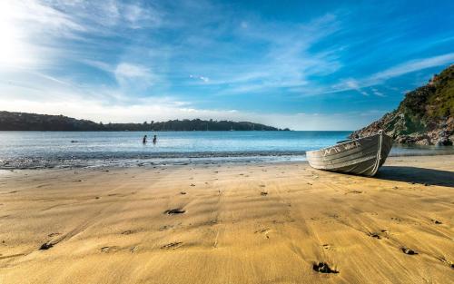 Little Oneroa Beach Bach in Waiheke Island