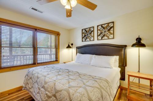 Private Hot Tub! Pet-Friendly Cabin 4 Mi to GSMNP in Zion Grove (TN)