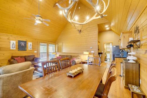 Private Hot Tub! Pet-Friendly Cabin 4 Mi to GSMNP in Zion Grove (TN)