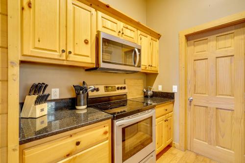 Private Hot Tub! Pet-Friendly Cabin 4 Mi to GSMNP in Zion Grove (TN)