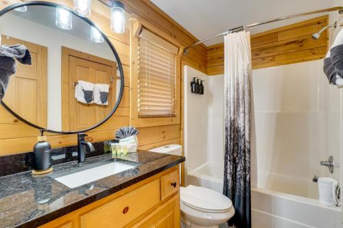 Private Hot Tub! Pet-Friendly Cabin 4 Mi to GSMNP in Zion Grove (TN)