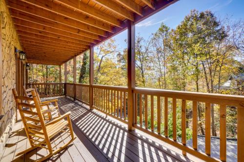 Private Hot Tub! Pet-Friendly Cabin 4 Mi to GSMNP in Zion Grove (TN)