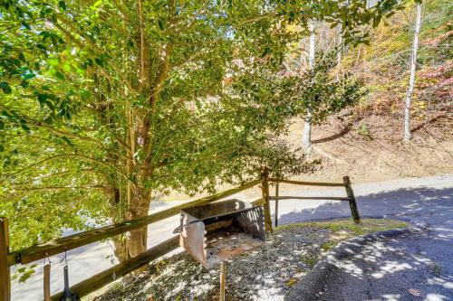 Private Hot Tub! Pet-Friendly Cabin 4 Mi to GSMNP in Zion Grove (TN)