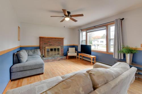15 Mi to Cochran's Ski Area: Cozy Home w/ Yard! in Essex (VT)