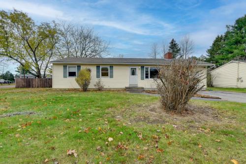15 Mi to Cochran's Ski Area: Cozy Home w/ Yard! in Essex (VT)