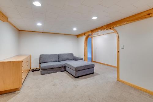 15 Mi to Cochran's Ski Area: Cozy Home w/ Yard! in Essex (VT)