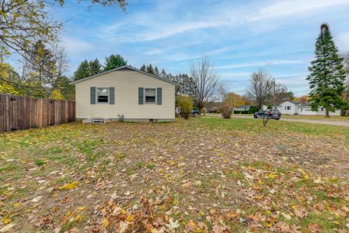 15 Mi to Cochran's Ski Area: Cozy Home w/ Yard! in Essex (VT)