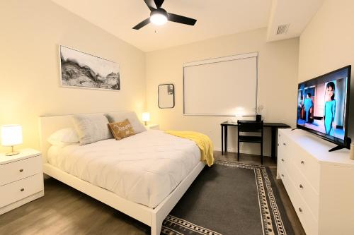Luxe & cozy 3Beds,2rooms,EV Gym Near Beaches&Downtown WPB in West Palm Beach, USA