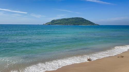 Beachfront apartment with a pool Islas del Sol