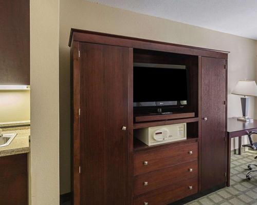 Comfort Inn & Suites Southwest Freeway at Westpark - image 7