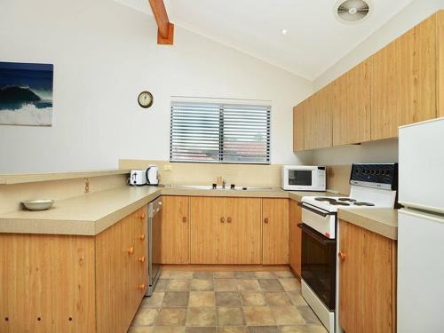 Unit 2 16 Strangways - Ocean Views - No Linen Included in Πορτ Έλιοτ