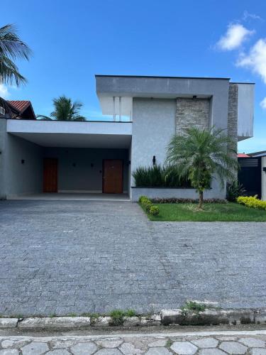Casa térrea moderna em condomínio – khách sạn tại Praia da Boraceia