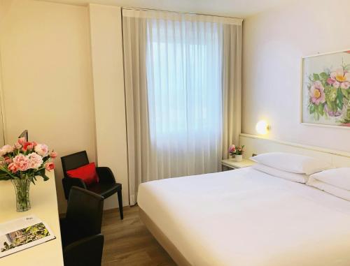 room detail thumbnail 1