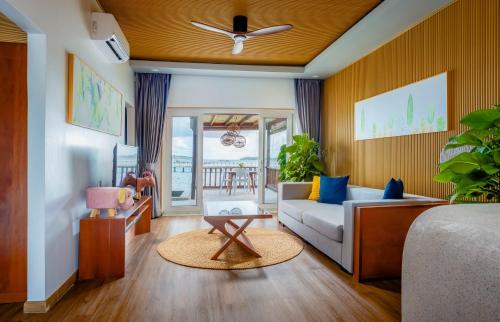 2 twin beds, 1 sofa bed