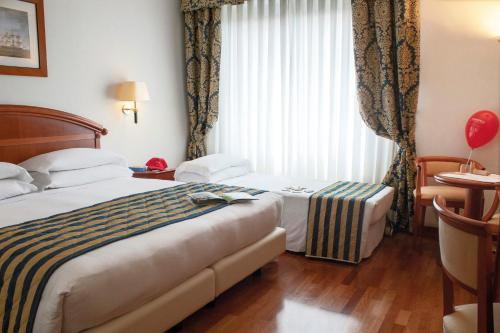 1 queen bed, 1 twin bed