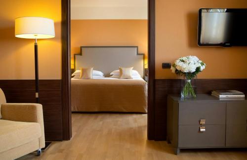 1 king bed, 2 twin beds