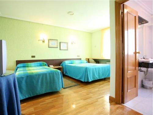 2 twin beds