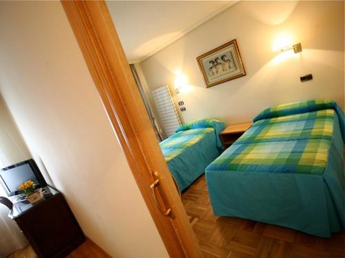 1 double bed, 2 twin beds