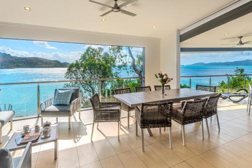 Edge 2 - Oceanfront Luxurious and Spacious 4 Bedroom Split Level Apartment with buggy and valet serv - Great Barrier Reef Edge 2 - Oceanfront Luxurious and Spacious 4 Bedroom Split Level Apartment with buggy and valet serv - Great Barrier Reef