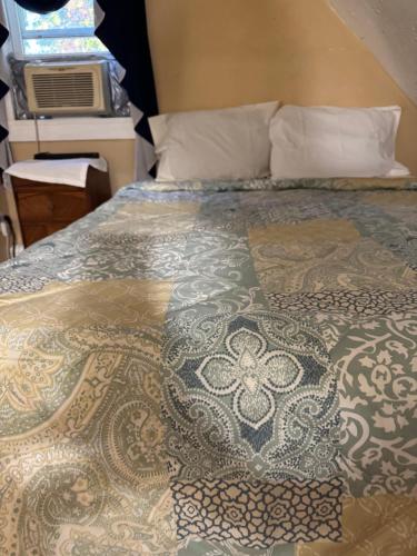 BedRoom with half bathroom in ริดจ์ฟิลด์ พาร์ค (NJ)