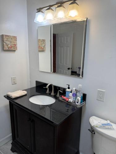 BedRoom with half bathroom in ริดจ์ฟิลด์ พาร์ค (NJ)