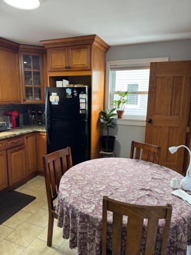 BedRoom with half bathroom in ริดจ์ฟิลด์ พาร์ค (NJ)