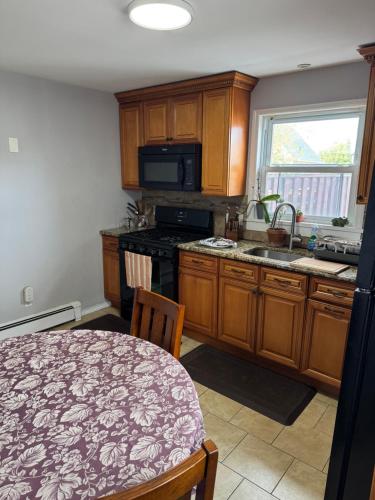 BedRoom with half bathroom in ริดจ์ฟิลด์ พาร์ค (NJ)