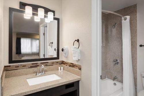 Days Inn by Wyndham Monterey Downtown Room Type - Ocean view Two Queens bedroom Nonsmoking