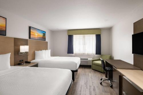 Days Inn by Wyndham Monterey Downtown Room Type - Standard Two Queens bedroom Nonsmoking