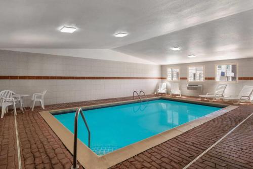 Econo Lodge Canon City - image 10
