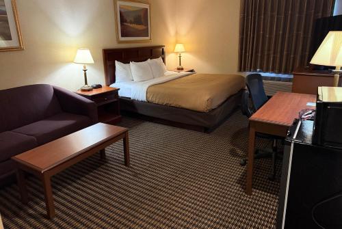 King Room with Mobility Access and Bathtub with Grab Bars, Non-Smoking