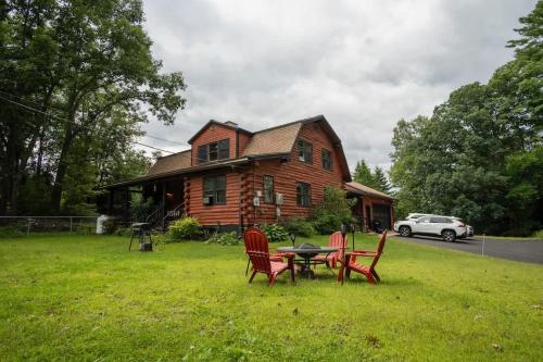 Cozy Log Cabin- W Fireplace in Frenklina (NH)