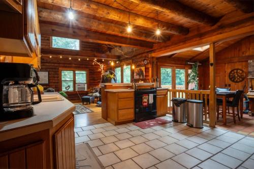 Cozy Log Cabin- W Fireplace in Frenklina (NH)