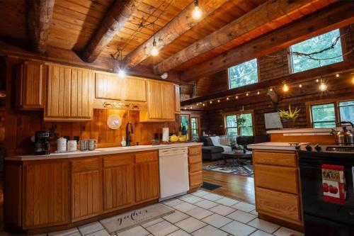 Cozy Log Cabin- W Fireplace in Frenklina (NH)