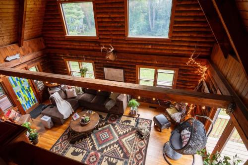 Cozy Log Cabin- W Fireplace in Frenklina (NH)
