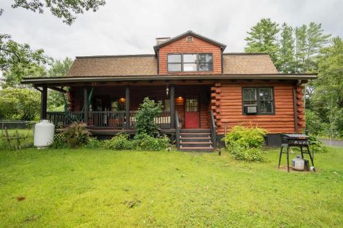 Cozy Log Cabin- W Fireplace in Frenklina (NH)