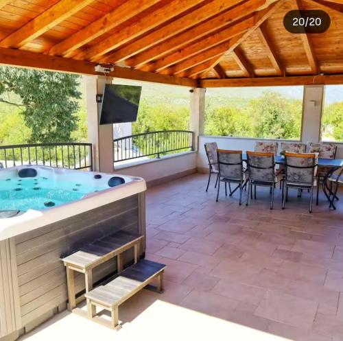 Heritage house Stipanovi dvori with heated pool and jacuzzi in Rašćane