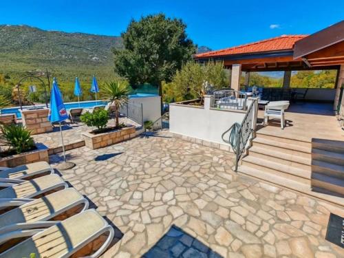 Heritage house Stipanovi dvori with heated pool and jacuzzi in Rašćane