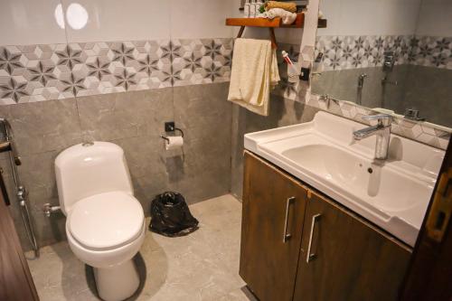 Cozy Two-Bedroom Apartment with Balcony - image 2