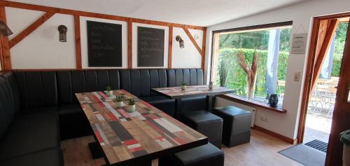 ห้องอาหาร, Ferienhauser & Bungalows - Naturcamp Meyersgrund im Thuringer Wald in อิลเมเนา