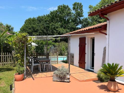 Appartement T2, très bien équipé, avec terrasse, jardin, et accès piscine - Location saisonnière - Cambo-les-Bains