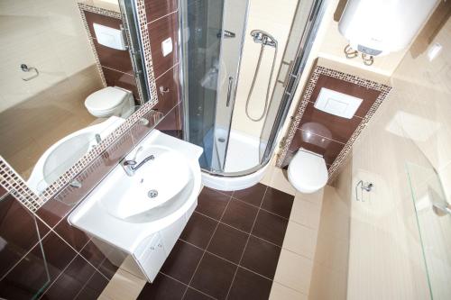 Two-Bedroom Chalet image 10