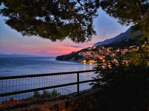Apartments by the sea Mimice, Omis - 2972 in 米米采